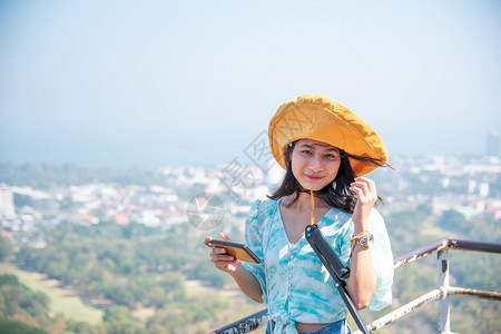 在海边城市风景观点中快乐和自由的情感在概念旅行度假闲暇生活方面放松在山地风景观点上的松一口气吧放在山地风景观点上的生活环境快乐夏图片