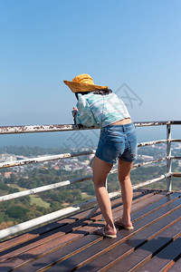 假期在海边城市风景观点中快乐和自由的情感在概念旅行度假闲暇生活方面放松在山地风景观点上的松一口气吧放在山地风景观点上的生活环境微图片