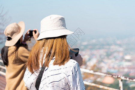 肖像海滨采用在边城市风景观点中快乐和自由的情感在概念旅行度假闲暇生活方面放松在山地风景观点上的松一口气吧放在山地风景观点上的生活图片