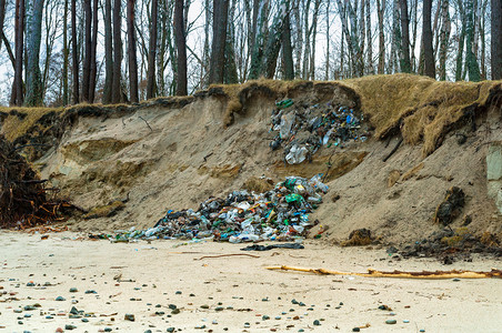 人们瓶子自然界中的塑料废玻璃瓶人类在森林中留下的垃圾人类在森林中留下的垃圾自然界中的塑料废玻璃瓶肮脏的图片