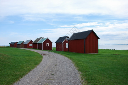 传统的在瑞典奥兰岛海岸附近的一个老渔村民们在传统红木小屋内碎石绿色图片