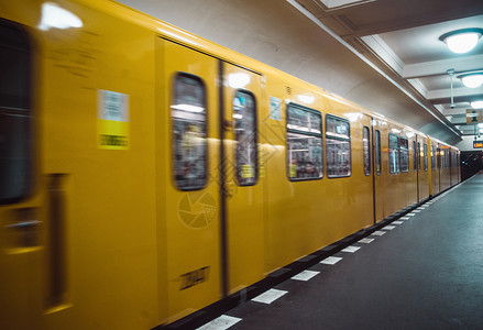 隧道柏林市UBahn公共运输地铁内下站的黄色模糊地铁列车旅行游图片