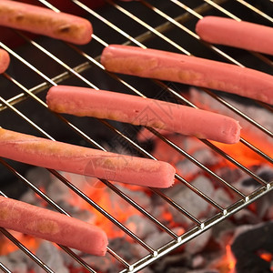 目的煤炭午餐在选择焦点下烧烤时以香肠的右端为焦点聚于下面第二根香肠的右端图片