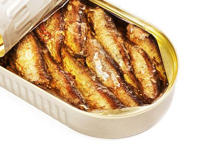 满的用沙丁鱼打开锡罐在白色背景上隔离晚餐金鱼图片