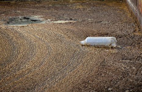 废水中塑料瓶的生态概念工业的老空图片