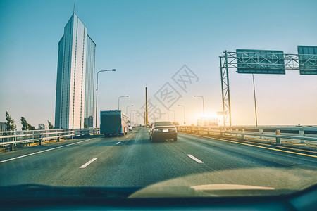 在每天旅行的道路上驾驶公和小客车座上乘坐阳光颜色新的图片