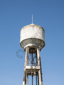 水库混凝土塔有金属梯子在清蓝天空中喝上市图片