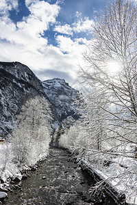 户外美丽的冬季风景在苏威斯阿尔卑山雪水图片