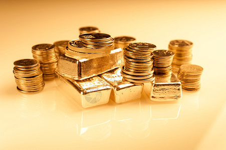 市场宝藏质地金条和一堆币宏观融和银行概念的硬币和金锭行商业理念的经济趋势背景贵金属贸易特写选择焦点金条和一堆硬币金融银行概念的背金的高清图片素材