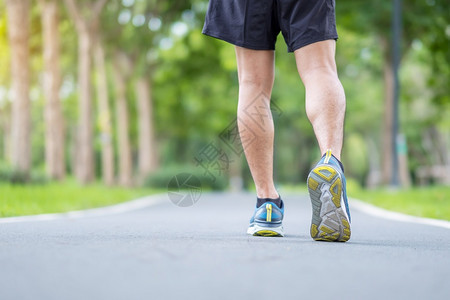 训练夏天耐力穿着运动鞋的青年男子在公园户外跑步人慢和上午在路行走运动员的腿肌肉健康的生活方式和锻炼概念b参加运动图片