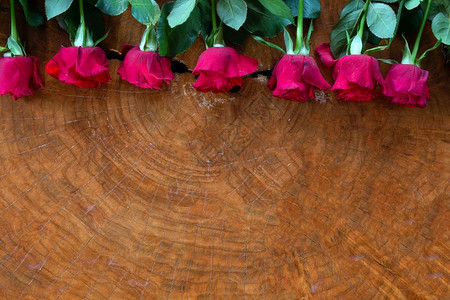 心桌子二月红玫瑰在木本底浪漫花朵上华伦人节概念的美丽红玫瑰在木本底罗曼花束上华伦人节概念图片