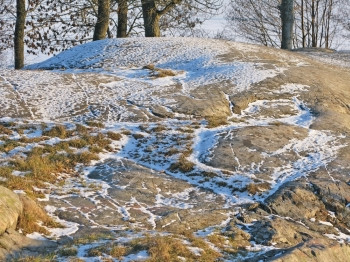 小路白色的户外花岗岩上粉雪冬季风景细节瑞典斯德哥尔摩图片