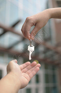 买宽敞成功将钥匙交到新家门前图片