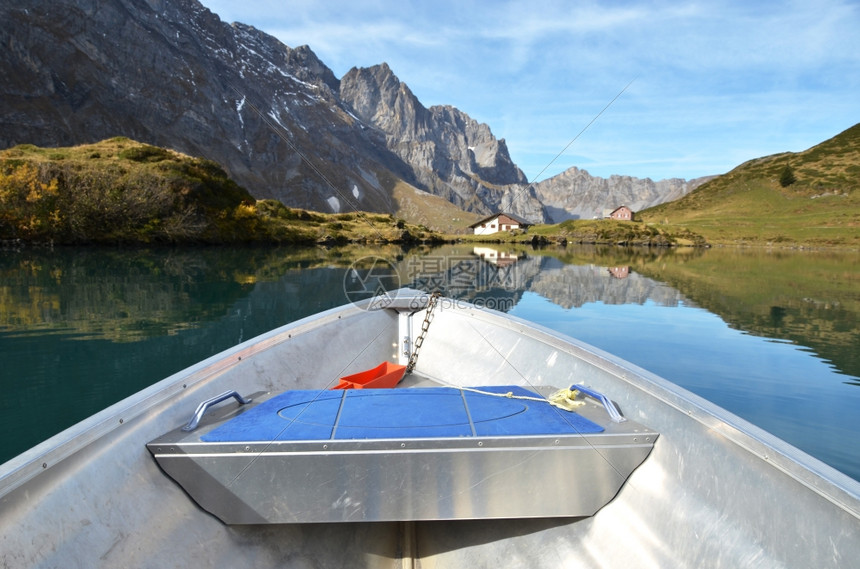 田园瑞士山湖巡航的船艇清爽一种图片