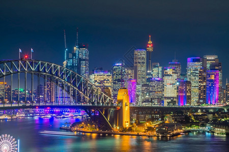 海歌剧夜晚澳洲悉尼市下城天际的线背景