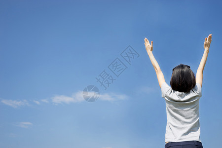 美丽的手伸直女子站在户外云图片