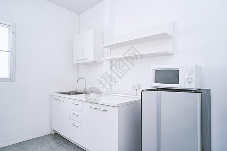 泰国公寓内部的现代生活概念白色清洁厨房室内置家具装饰想法包括水槽储存库橱柜架子冰箱和微波模拟器等抽屉白色的背景