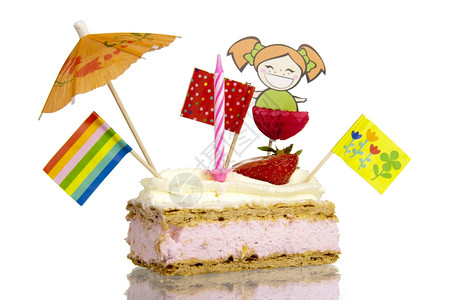 酸用甜的糖霜和奶油加糕饼用白背景孤立的蜡烛旗帜雨伞和木偶装饰盛满了奶油的草莓填充物并装饰着蜡烛雨伞和木偶对待荷兰图片