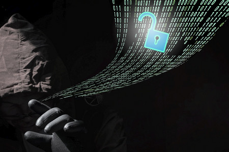神秘关注黑客手上的套触摸着绿色二进制代码上的无锁安全图标在黑暗背景的曲线模式下在暗底背景互联网络犯罪概念上编码兜帽图片