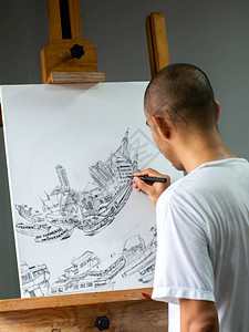 亚洲人房屋工作室近身的亚裔艺术家在白色画布上绘制黑墨笔在关于交通和城市的简写装饰艺术图片