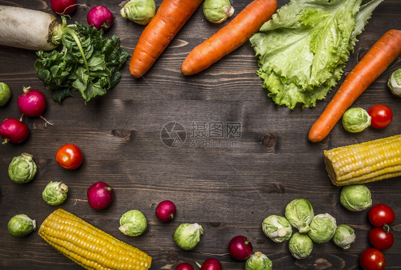 莴苣有机的健康食品烹饪和素概念胡萝卜生菜玉米布鲁塞尔花芽木制锈皮背景文字最高视野为了图片