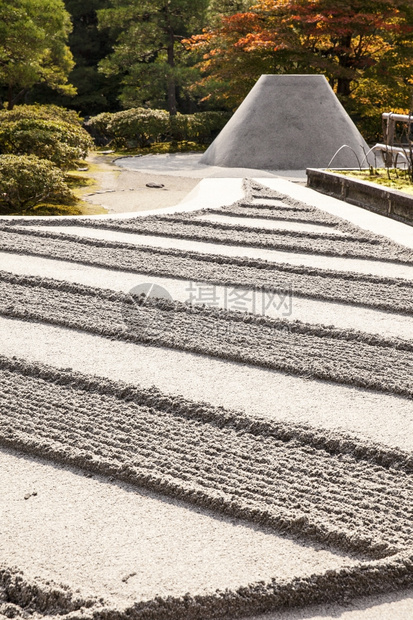 亭小心Jyoto的银宫建筑群即Ginkakakuji的地表突出显示于一个有精心磨练的沙子和完美锥形沙山Zen花园神道图片