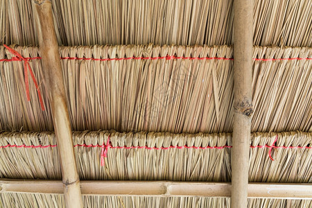 复古的乡间小屋内带竹子框的被吊着屋顶图案墙纸干燥图片