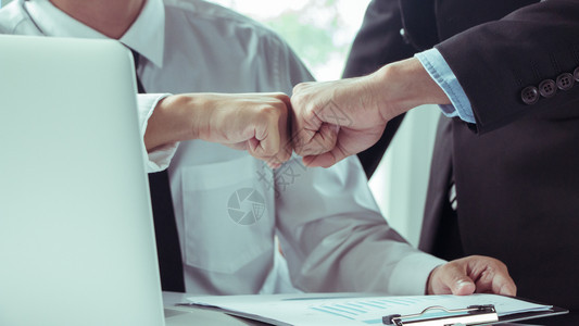 协议握手商业伙伴信托基金两位商人拳头同意合作后一起工作象征图片