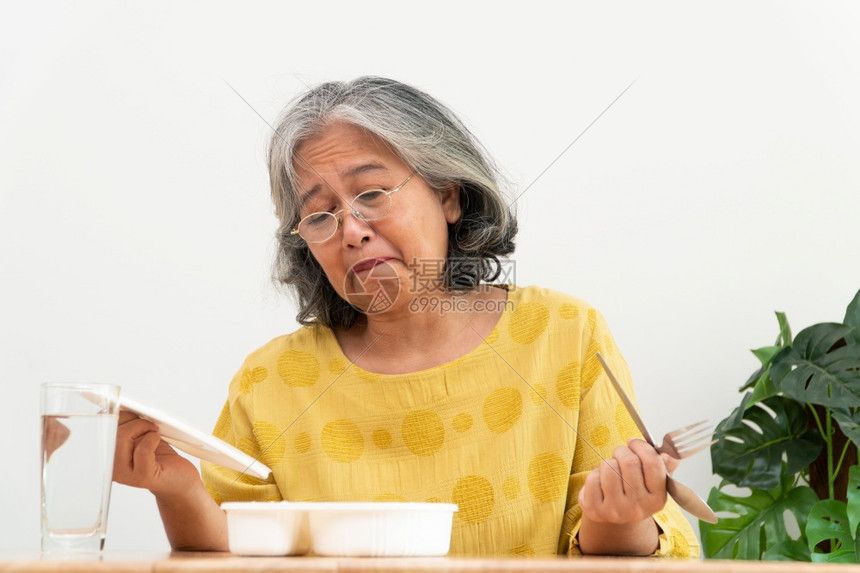 伤心女士亚洲年长妇厌食症不高兴拒绝随时饭食老人独居无聊食物没有胃口等盘子图片