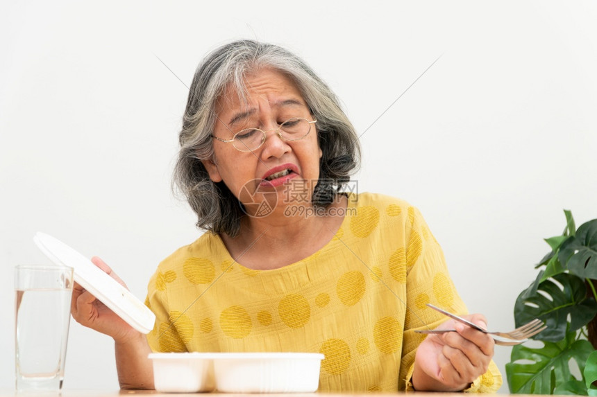 女士看护人亚洲年长妇女厌食症不高兴拒绝随时饭食老人独居无聊食物没有胃口等不开心图片