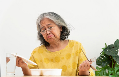 亚洲年长妇女厌食症不高兴拒绝随时饭食老人独居无聊食物没有胃口等人们饮食沮丧图片