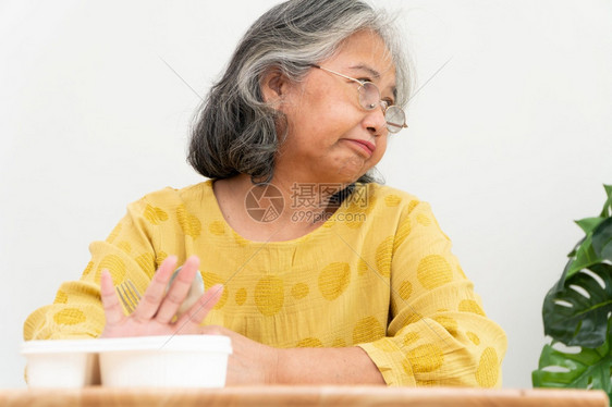 节食亚洲年长妇女厌食症不高兴拒绝随时饭食老人独居无聊食物没有胃口等人们桌子图片