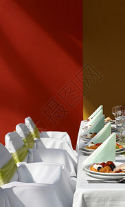 浪漫椅子白色的配有装饰椅和晚餐的桌安排图片