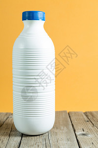 塑料带有颜色背景的桌上牛奶瓶有机农场图片