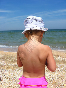 孩子们站在海边的小女孩背影站在海边的小女孩年轻靠近图片