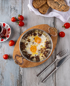 美味的土耳其鸡蛋炒和铜锅中的烤肉早晨面包图片