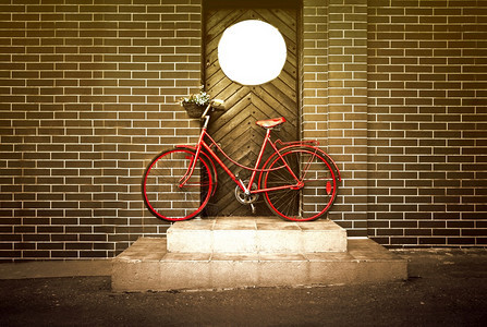 旧的红色自行车在街上骑和交通晴天循环春图片