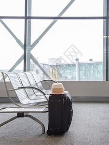 空气铁路机场候区的手提箱丢失行李的概念机场候室的一个黑色手提箱机场候区的手提箱场候室的一个黑色手提箱乘客图片
