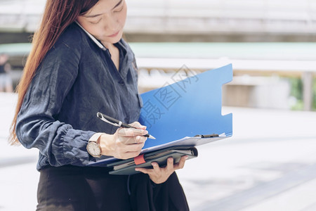 计划妇女日程安排议和组织任命安排20年日历事件智能商业企女说明和时间表以制定安排关于议程时间线概念的妇女亲手写作工提醒场所图片