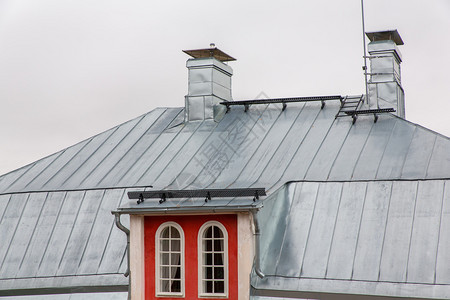 雨水芬兰房屋的金属锌顶防雨窗户图片
