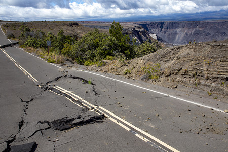 地震由于自然灾害沥青中的裂缝因自然灾害而使火山坑口的公路被毁灾难运输图片