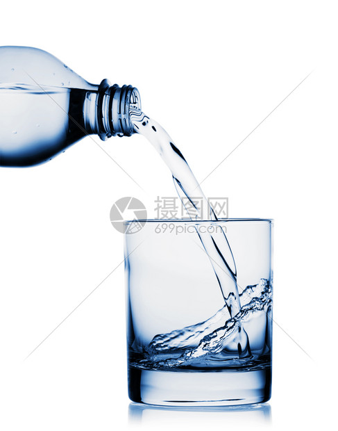 运动水从白色背景中分离的瓶子倒入宽玻璃水从瓶子倒入宽玻璃浇注液体图片