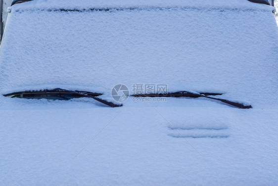 一种下雪的车前满是白雪只展示窗户擦拭器寒冷的冬季天气状况降雪图片