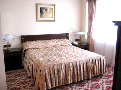 家庭酒店内有豪华装饰的舒适房间形象窗帘墙图片