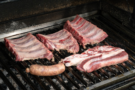 牛排和香肠猪肉香料用新鲜排牛肉和香肠的烧烤西班牙辣椒厨房背景