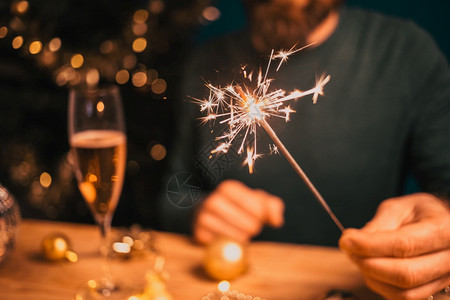 酒精男人拿着火花和香槟杯新年晚会祝贺假期图片