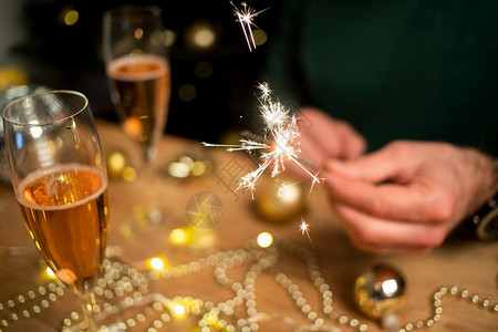 愉快玻璃长笛男人拿着火花和香槟杯新年晚会图片