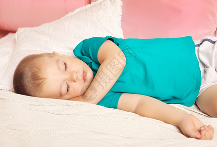 可爱的婴儿在家床上睡觉肖像和平清白的图片