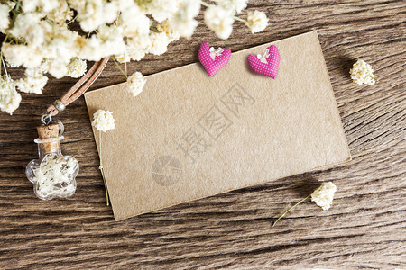 花朵木制背景的空白纸标签和干鲜花甜的天图片