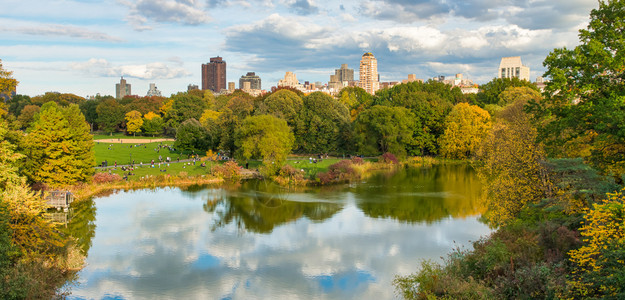 纽约市中央公园湖反射秋季纽约市十月街道建筑物图片